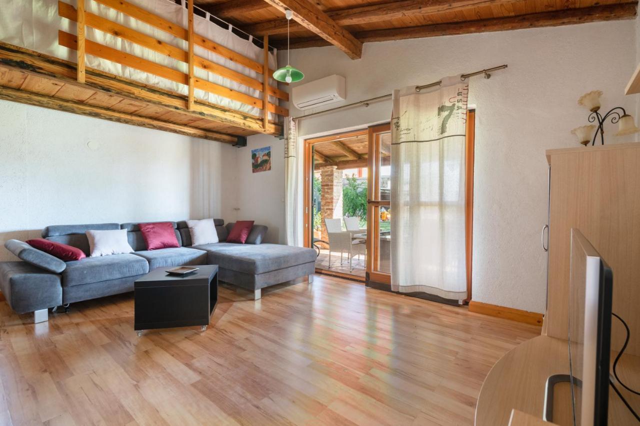 House Boris Apartment Loborika Bagian luar foto